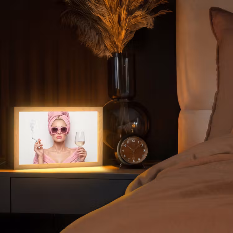 Vrouw - Roze - Wijn - Zonnebril Light Box met kabel (Tafellamp) klein -sfeer1