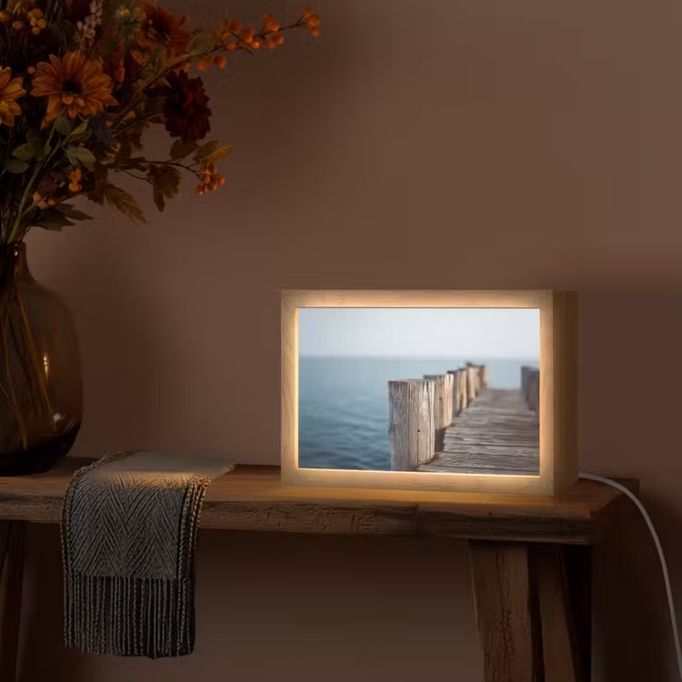 Houten steiger - Helderblauwe lucht Light Box met kabel (Tafellamp) klein -sfeer4