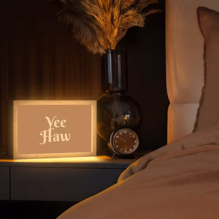 Yee haw - Bruin - Minimalistisch Light Box met kabel (Tafellamp) klein -sfeer1