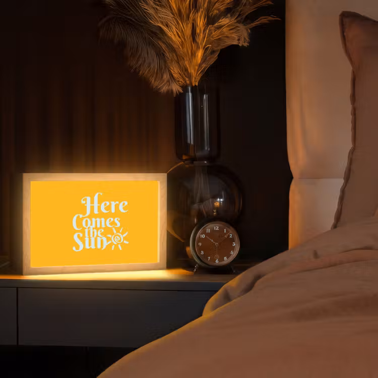 Geel - Blauw - Here comes the sun Light Box met kabel (Tafellamp) klein -sfeer1