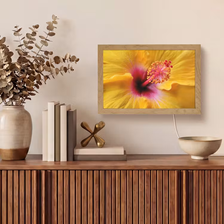 Geel - Hibiscus - Tropisch Light Box met kabel (Tafellamp) klein -sfeer2