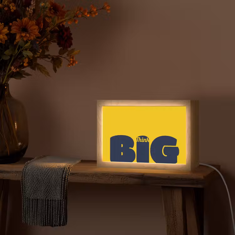 Geel - Think big - Grafisch Light Box met kabel (Tafellamp) klein -sfeer4