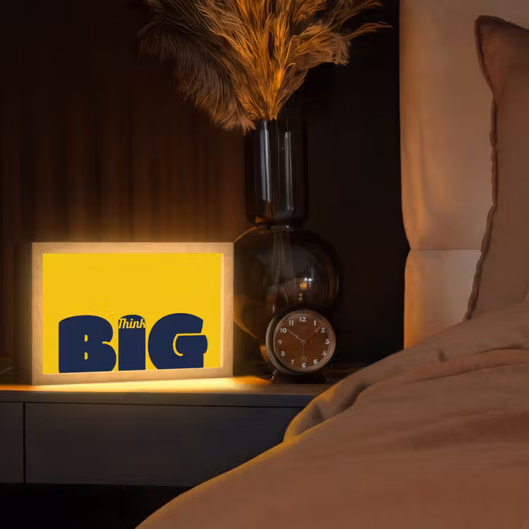Geel - Think big - Grafisch Light Box met kabel (Tafellamp) klein -sfeer1