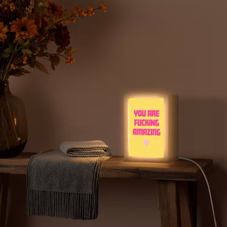 Geel - Valentijn - Tekst Light Box met kabel (Tafellamp) klein -sfeer4
