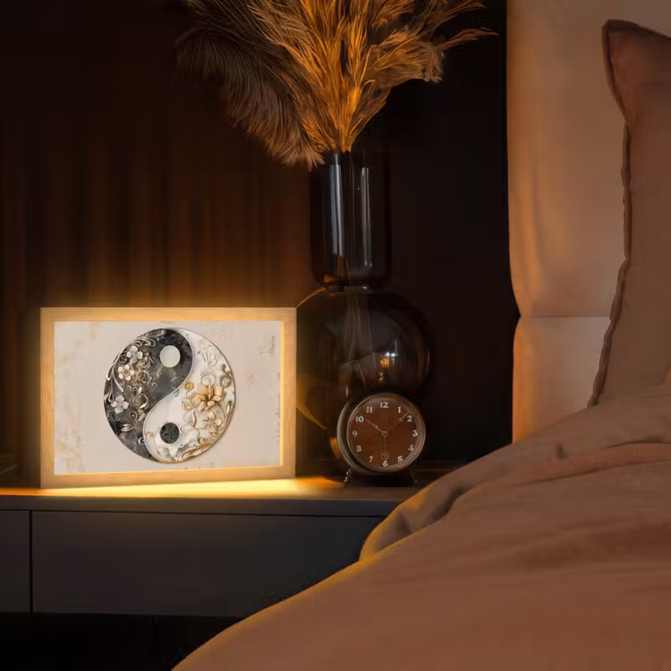 Yin Yang - Bloemen - Zwart - Wit - Vintage Light Box met kabel (Tafellamp) klein -sfeer1