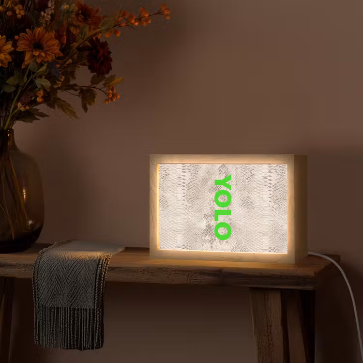YOLO - Groen - Neon - Slangenprnt Light Box met kabel (Tafellamp) klein -sfeer4