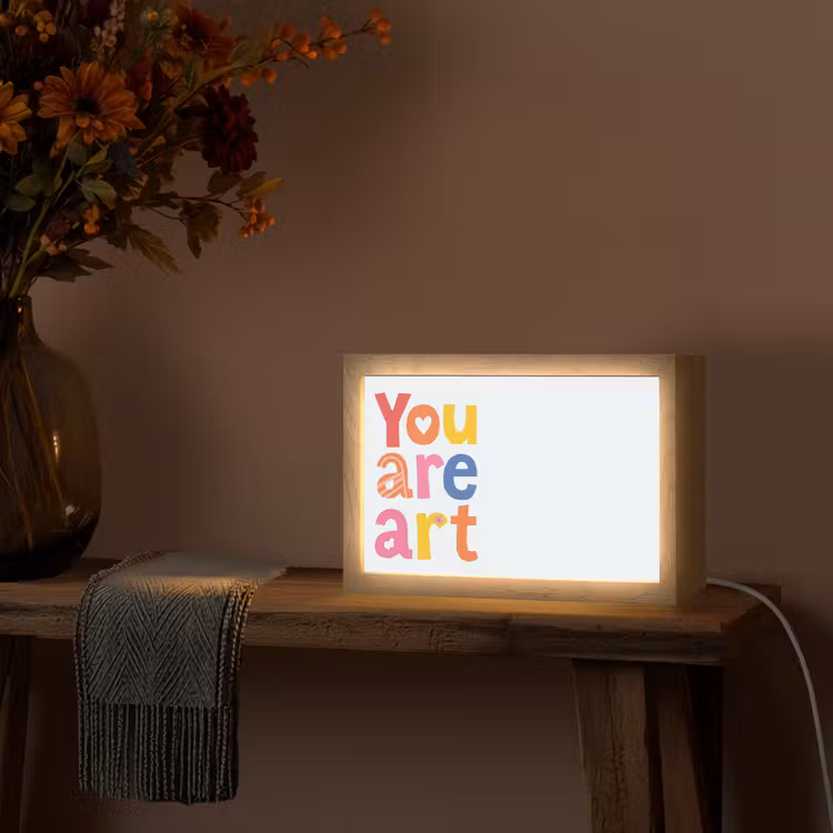 You are art - Kleurrijk - Grafisch Light Box met kabel (Tafellamp) klein -sfeer4