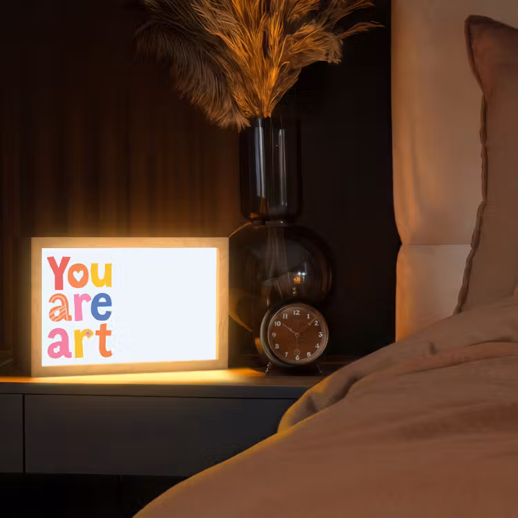 You are art - Kleurrijk - Grafisch Light Box met kabel (Tafellamp) klein -sfeer1