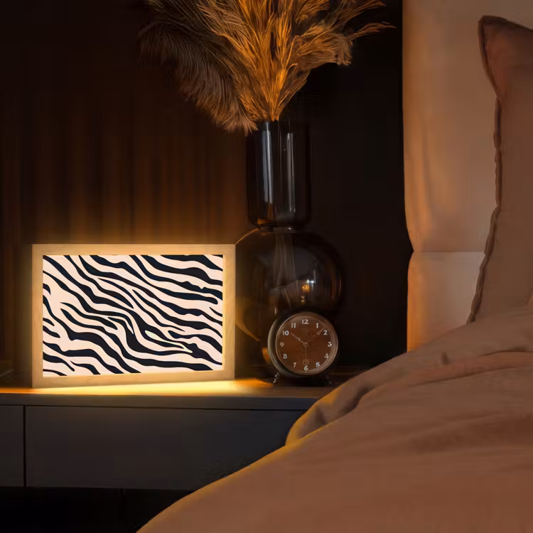 Zebraprint - Dynamisch - Roze Light Box met kabel (Tafellamp) klein -sfeer1