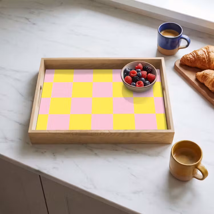 Schaakbord patroon - Geel - Roze - Blokjes Dienblad Rechthoek middel -sfeer2