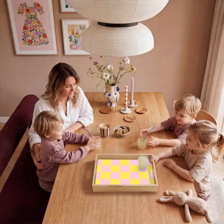 Schaakbord patroon - Geel - Roze - Blokjes Dienblad Rechthoek middel -sfeer4