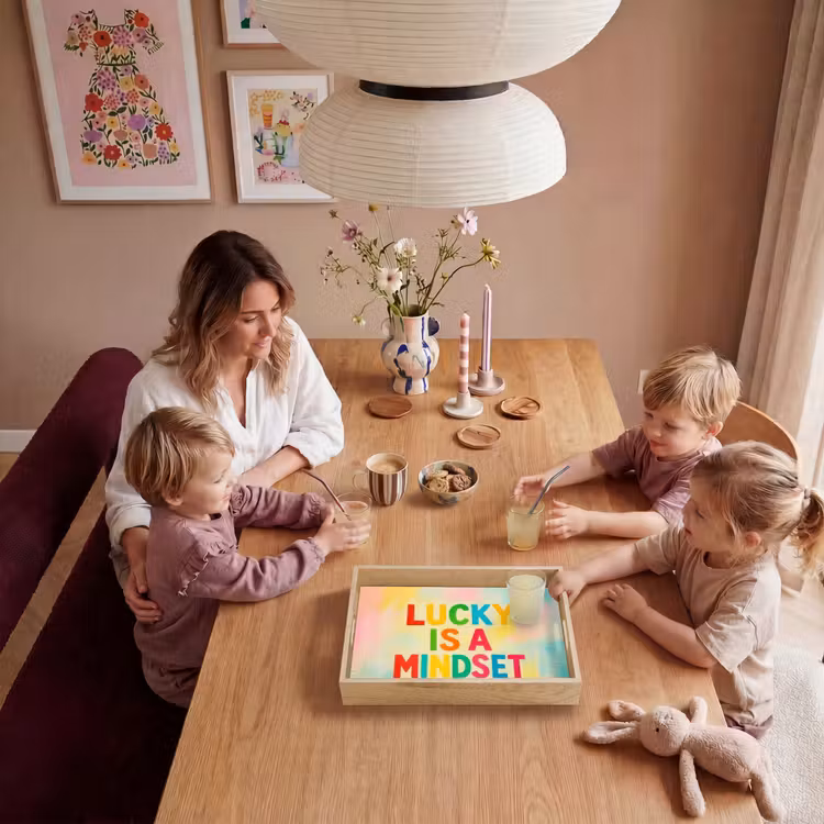 Quote - Lucky - Regenboogkleuren Dienblad Rechthoek middel -sfeer4