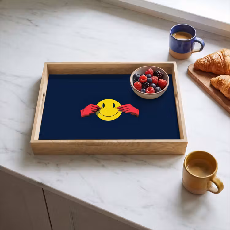 Smiley - Geel - Handen - Minimalistisch Dienblad Rechthoek middel -sfeer2