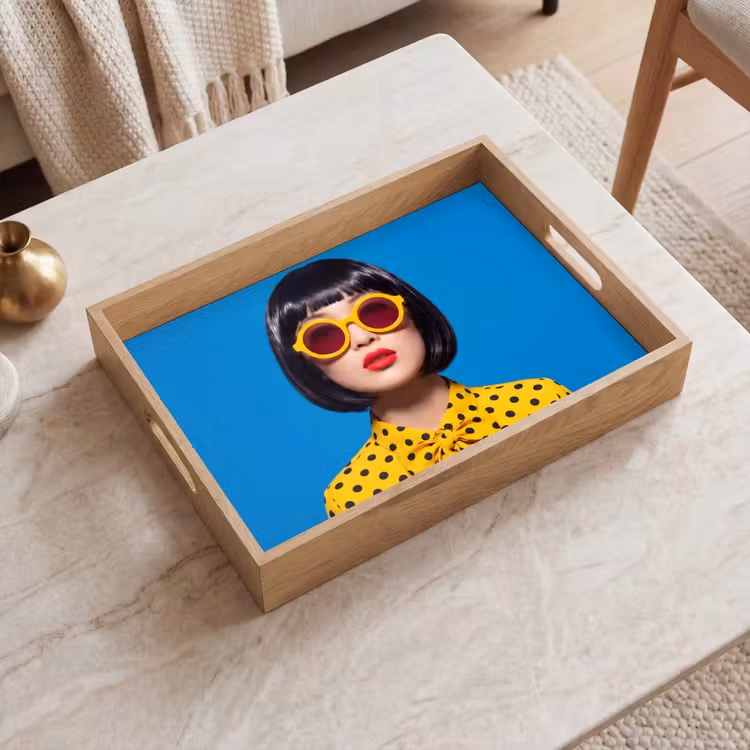 Vrouw - Zonnebril - Pop Art - Portret - Geel Dienblad Rechthoek middel -sfeer1