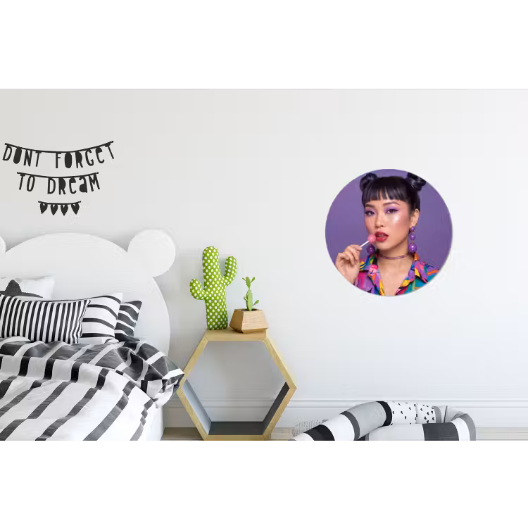Vrouw - Portret - Make-up - Paars - Levendig Wandcirkel aluminium klein -kinderkamer