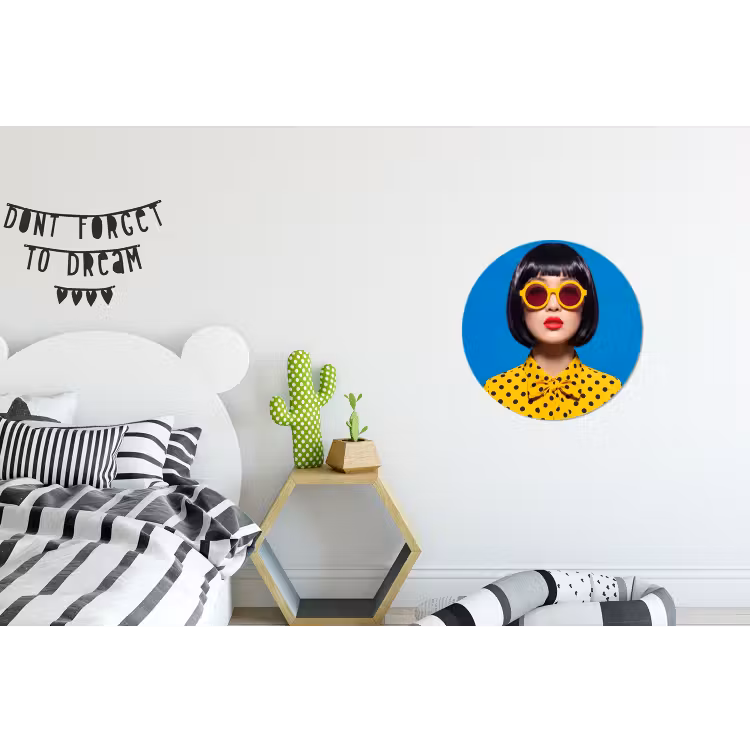 Vrouw - Zonnebril - Pop Art - Portret - Geel Wandcirkel aluminium klein -kinderkamer