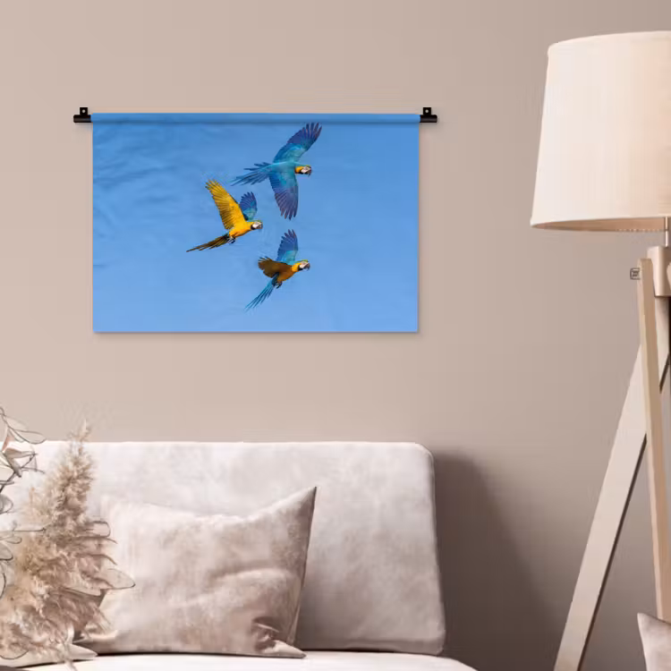 Papagaai - Vliegen - Blauw - Geel Wandkleed katoen klein -sfeer4