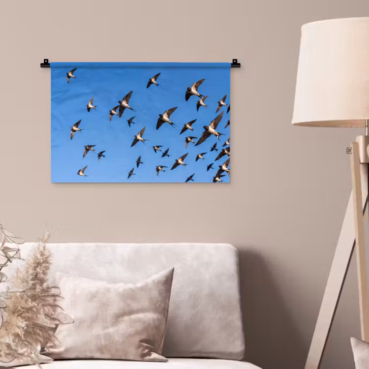 Zwaluwen - Vliegen - Blauw Wandkleed katoen klein -sfeer4