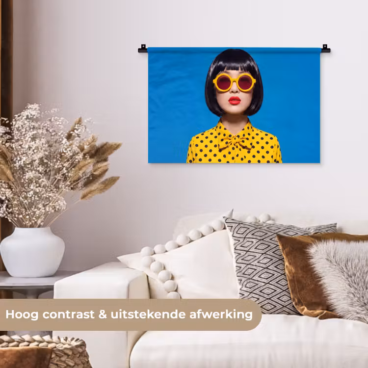 Vrouw - Zonnebril - Pop Art - Portret - Geel Wandkleed katoen klein -sfeer1
