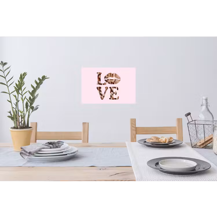 Tekst - Love - Pantervacht - Lichtroze Muursticker klein -eettafel