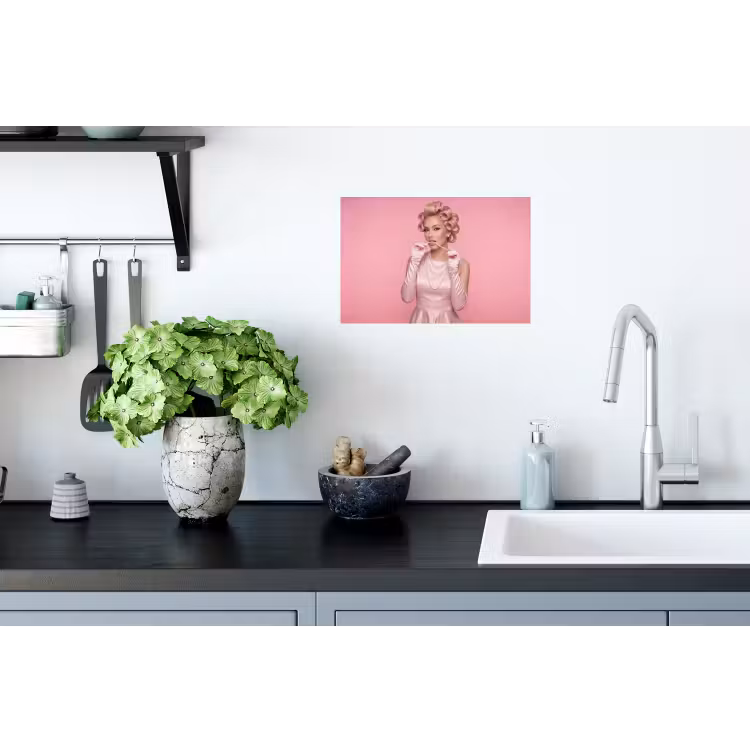 Vrouw - Roze - Parelketting - Krulspelden Muursticker klein -keuken