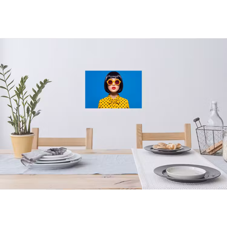 Vrouw - Zonnebril - Pop Art - Portret - Geel Muursticker klein -eettafel