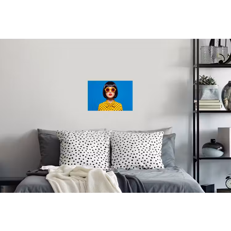 Vrouw - Zonnebril - Pop Art - Portret - Geel Muursticker klein -slaapkamer