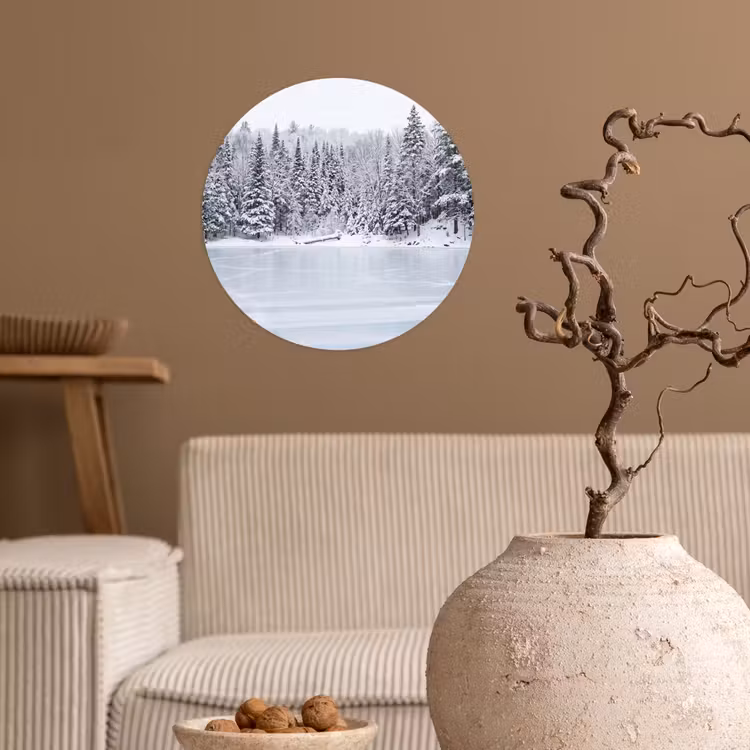 Meer - Dennen - IJs - Winter - Rustgevend Wandcirkel behangsticker klein -sfeer1