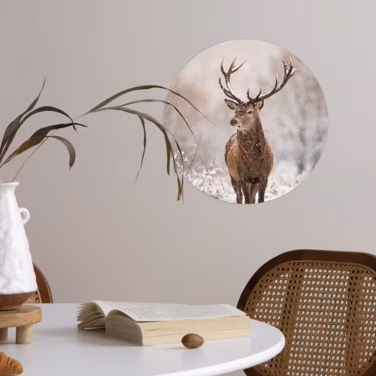 Edelhert - Bos - Sneeuw - Winter - Majestueus Wandcirkel behangsticker klein -sfeer3