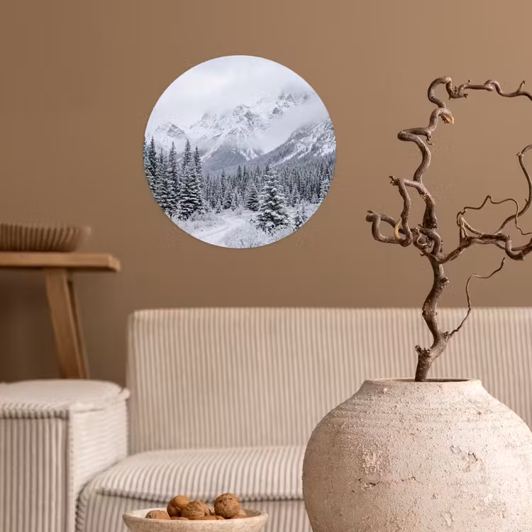 Weg - Bergen - Sneeuw - Naaldbos - Avontuurlijk Wandcirkel behangsticker klein -sfeer1
