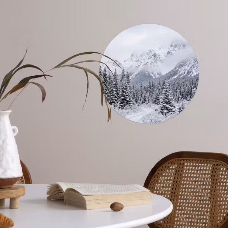Weg - Bergen - Sneeuw - Naaldbos - Avontuurlijk Wandcirkel behangsticker klein -sfeer3