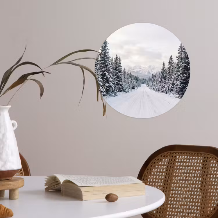 Weg - Sneeuw - Naaldbos - Winter - Avontuurlijk Wandcirkel behangsticker klein -sfeer3