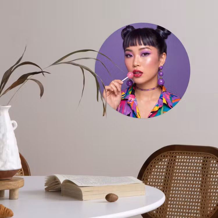Vrouw - Portret - Make-up - Paars - Levendig Wandcirkel behangsticker klein -sfeer3