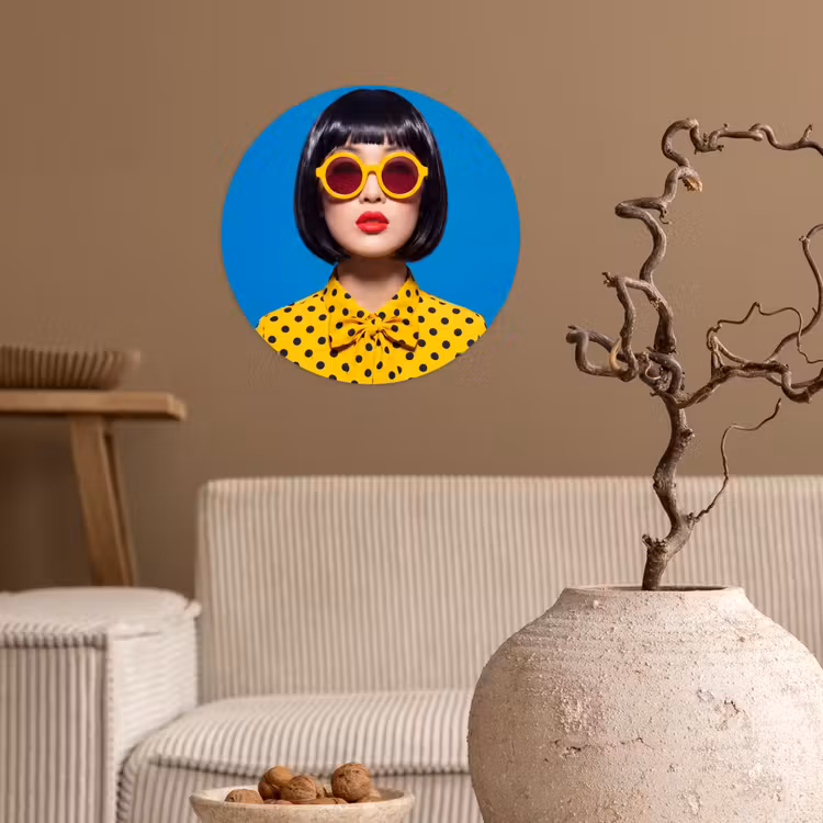 Vrouw - Zonnebril - Pop Art - Portret - Geel Wandcirkel behangsticker klein -sfeer1