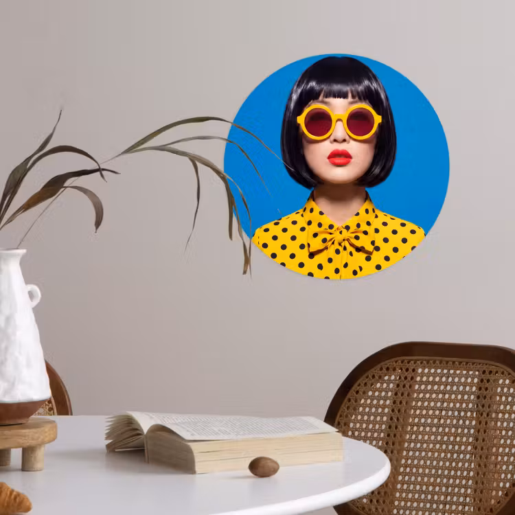 Vrouw - Zonnebril - Pop Art - Portret - Geel Wandcirkel behangsticker klein -sfeer3