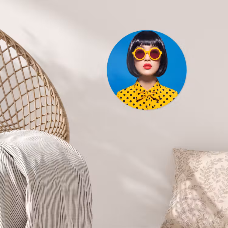 Vrouw - Zonnebril - Pop Art - Portret - Geel Wandcirkel behangsticker klein -sfeer4