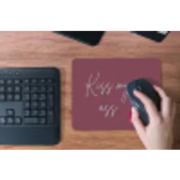 Kiss my ass - Lip - Bordeaux muismat rubber klein -toetsenbord