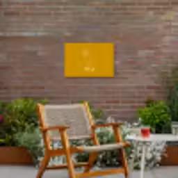 Bee Happy Tuinposter op houten frame 2 cm dik klein -sfeer3