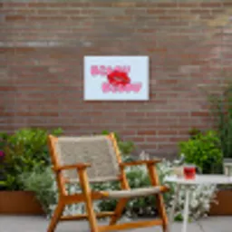Bisou - Blauw - Roze - Lippen Tuinposter op houten frame 2 cm dik klein -sfeer3