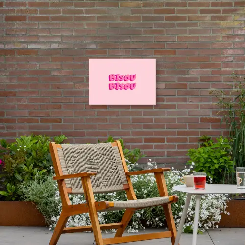 Bisou - Roze - Dikke letters Tuinposter op houten frame 2 cm dik klein -sfeer3