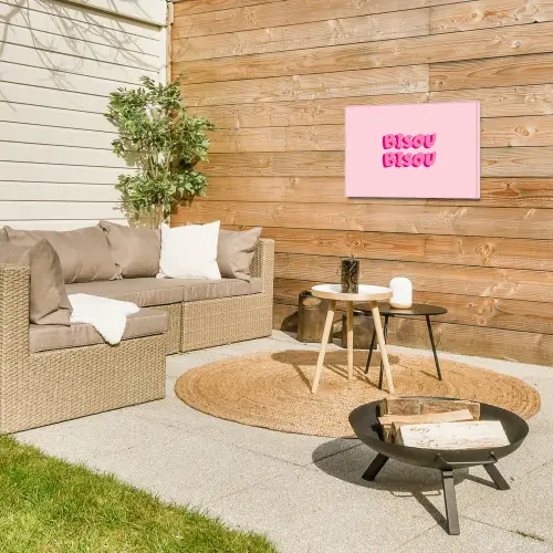 Bisou - Roze - Dikke letters Tuinposter op houten frame 2 cm dik klein -sfeer2