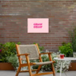 Bisou - Roze - Dikke letters Tuinposter op houten frame 2 cm dik klein -sfeer3