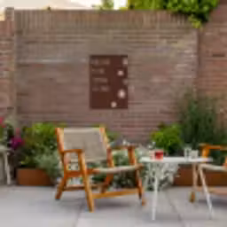 Bruin - Quote - Bloemen - Zomer Tuinposter op houten frame 2 cm dik klein -sfeer3
