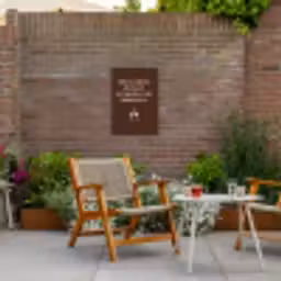 Bruin - Zomer - Quote - Drinken Tuinposter op houten frame 2 cm dik klein -sfeer3