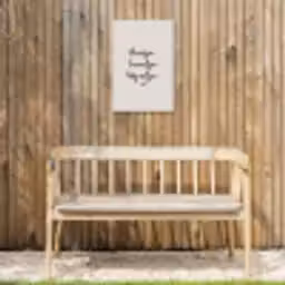 huisjetuintjewijntje-beige Tuinposter op houten frame 2 cm dik klein -sfeer4