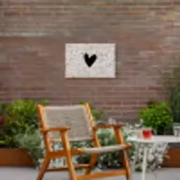 Hartje - Stippen - Beige Tuinposter op houten frame 2 cm dik klein -sfeer3