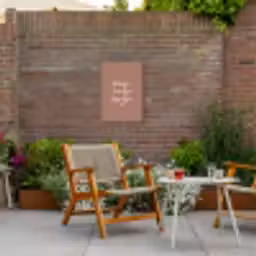 huisjetuintjewijntje-roze Tuinposter op houten frame 2 cm dik klein -sfeer3