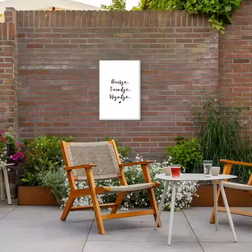 huisjetuintjewijntje-wit Tuinposter op houten frame 2 cm dik klein -sfeer3