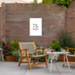huisjetuintjewijntje-wit Tuinposter op houten frame 2 cm dik klein -sfeer3