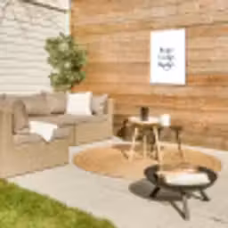 huisjetuintjewijntje-wit Tuinposter op houten frame 2 cm dik klein -sfeer2